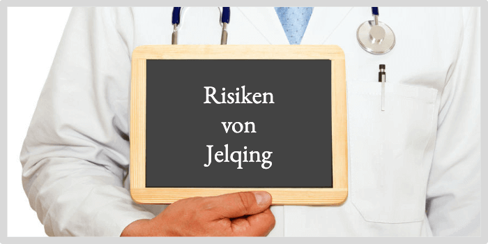 Arzt hält eine Tafel mit der Aufschrift Risiken von Jelqing. Risiken von Jelqing