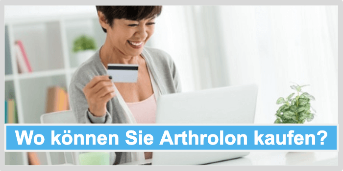 Frau sitzt mit Kreditkarte in der Hand vor dem PC Arthrolon kaufen