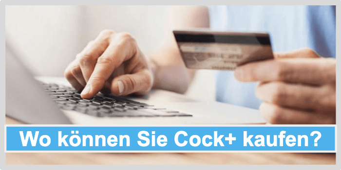 Mann am Laptop mit Kreditkarte in der Hand Cock+ kaufen