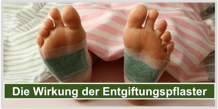 Zwei Füße mit Pflastern auf einem Bett Entgiftungspflaster Wirkung Bild