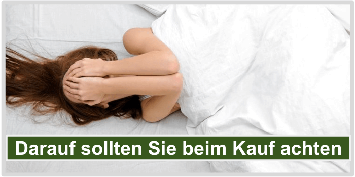 Eine im Bett liegende Frau, die sich das Gesicht zuhält Darauf beim Kauf achten Melatonin Spray Bild