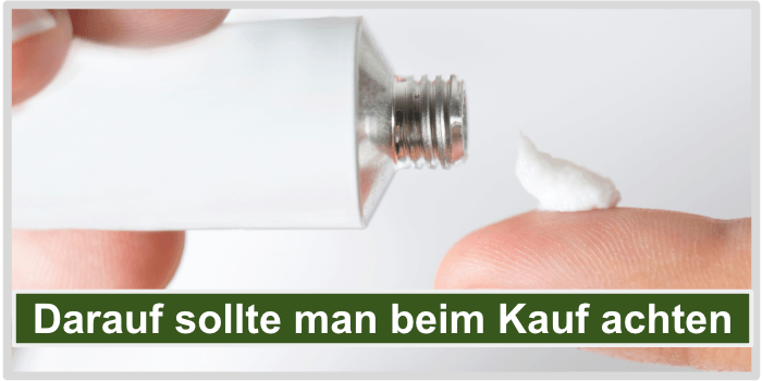 Eine Tube Salbe und Salbe auf einem Finger Darauf sollte man achten Hämorrhoiden Vergleich Bild