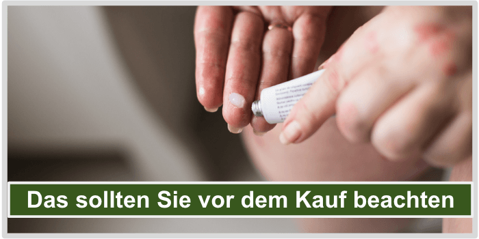 Eine Frau mit einer Tube Salbe in der Hand Das vor dem Kauf beachten Bild